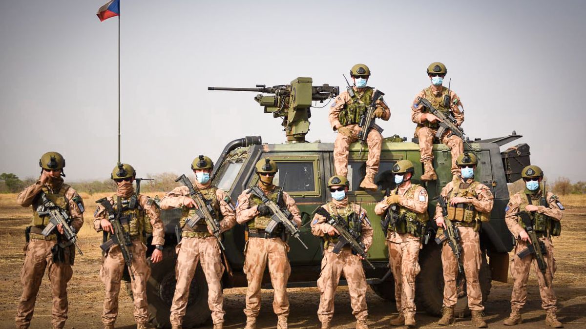 Čeští vojáci na misi v Mali najeli na výbušninu